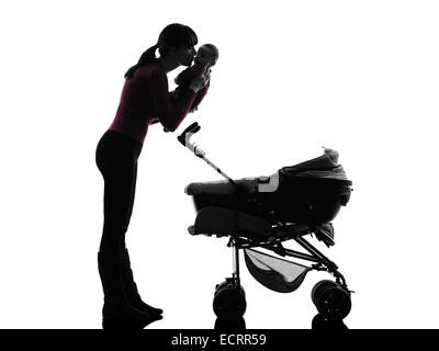 Une femme prams holding baby kissing silhouette sur fond blanc Banque D'Images