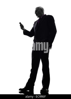 Un portrait d'affaires Senior homme sur la silhouette en colère téléphone Fond blanc Banque D'Images