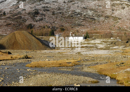 Auberge de jeunesse dans les bâtiments de la mine de cuivre abandonnée au pied du vieil homme de Coniston Cumbria en Angleterre, Montagnes Banque D'Images