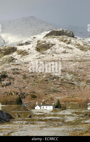 Auberge de jeunesse dans les bâtiments de la mine de cuivre abandonnée au pied du vieil homme de Coniston Cumbria en Angleterre, Montagnes Banque D'Images