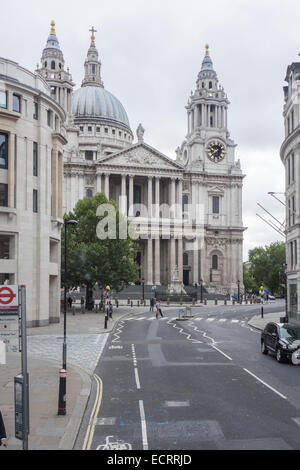 Magnifique vue sur la Cathédrale St Paul. Il se trouve en haut de Ludgate Hill - point le plus élevé dans la ville de Londres. Cathédrale a été construite par Christopher Wren entre 1675 et 1711. Banque D'Images