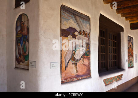 Peintures murales des Autochtones américains dans la cour de la NEW MEXICO MUSEUM OF ART - Santa Fe, NOUVEAU MEXIQUE Banque D'Images