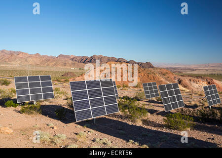 Panneaux solaires à côté d'une église près de Lake Mead, Nevada, USA. Banque D'Images