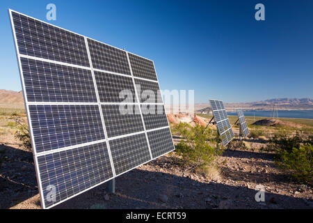 Panneaux solaires à côté d'une église près de Lake Mead, Nevada, USA. Banque D'Images