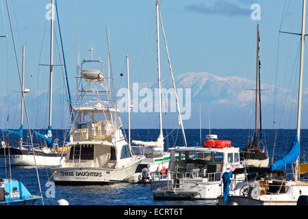 Neige fraîche sur les montagnes San Gabriel vu de Avalon, Catalina Island, Californie. Banque D'Images