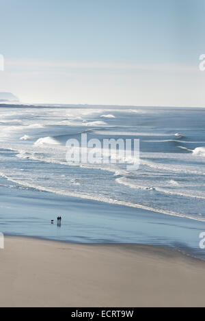 Prendre une marche sur l'Agate Beach sur la côte de l'Oregon. Banque D'Images