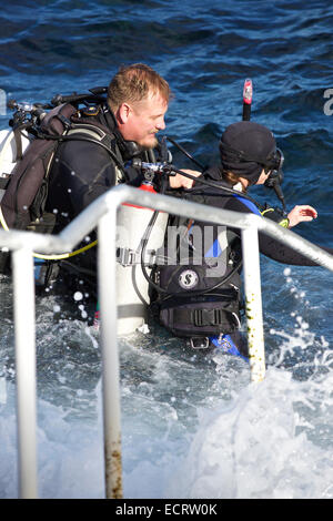 Aide à l'instructeur de plongée son élève dans l'eau à Avalon, Catalina Island, Californie. Banque D'Images