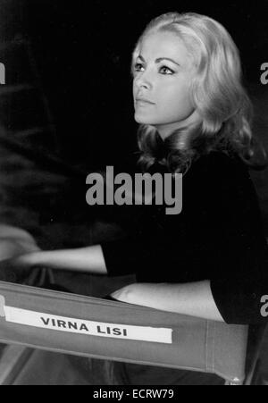 Fichier : 18 Dec, 2014. Actrice écran italienne Virna Lisi, célèbre dans les années 1960 qui figure en regard de stars dont F. Sinatra, est décédé à l'âge de 78 ans. Lisi, fameuse pour sa beauté et les boucles blondes, taillées dans une carrière à Hollywood, avec des films tels que la façon de tuer votre femme. Elle a été une force dans le cinéma européen, en remportant le prix de la meilleure actrice au festival de Cannes 1994 fresque historique français La Reine Margot. Lisi avait été due à un retour à l'écran dans la comédie italienne 'Latin Lover' qui sera disponible l'année prochaine. Date de l'image inconnue. Credit : ZUMA Press, Inc./Alamy Live News Banque D'Images