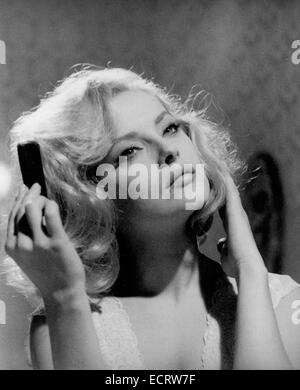 Fichier : 18 Dec, 2014. Actrice écran italienne Virna Lisi, célèbre dans les années 1960 qui figure en regard de stars dont F. Sinatra, est décédé à l'âge de 78 ans. Lisi, fameuse pour sa beauté et les boucles blondes, taillées dans une carrière à Hollywood, avec des films tels que la façon de tuer votre femme. Elle a été une force dans le cinéma européen, en remportant le prix de la meilleure actrice au festival de Cannes 1994 fresque historique français La Reine Margot. Lisi avait été due à un retour à l'écran dans la comédie italienne 'Latin Lover' qui sera disponible l'année prochaine. Date de l'image inconnue. Credit : ZUMA Press, Inc./Alamy Live News Banque D'Images