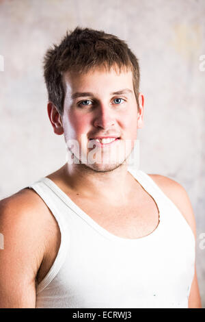 Australienne beau jeune homme portant un t-shirt de muscle Banque D'Images