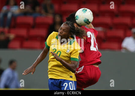 Brasilia, Brésil. Dec 18, 2014. Le Brésil Miraildes Maciel Mota (L) est en compétition pour un en-tête au cours d'un match entre la Chine et le Brésil de 2014 le Tournoi International de Brasilia à Brasilia, capitale du Brésil, le 18 décembre 2014. Le Brésil a gagné 4-1. © Xu Zijian/Xinhua/Alamy Live News Banque D'Images