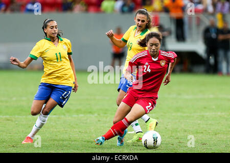 Brasilia, Brésil. Dec 18, 2014. La Chine Tang Jiali (avant) brise lors d'un match entre la Chine et le Brésil de 2014 le Tournoi International de Brasilia à Brasilia, capitale du Brésil, le 18 décembre 2014. Le Brésil a gagné 4-1. © Xu Zijian/Xinhua/Alamy Live News Banque D'Images