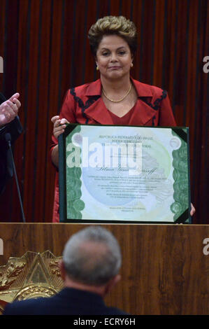 Brasilia, Brésil. Dec 18, 2014. La présidente du Brésil, Dilma Rousseff reçoit le diplôme officiel qui accrédite les elle comme réélu Président brésilien de la Tribunal supérieur électoral, à Brasilia, Brésil, le 18 décembre 2014. Credit : Renato Costa/AGENCIA ESTADO/Xinhua/Alamy Live News Banque D'Images