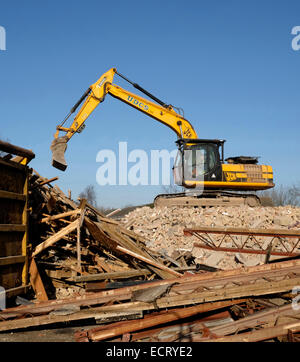 Des machines des lourds moellons dépose d'une maison démolie, Grantham, Lincolnshire, Angleterre, RU Banque D'Images