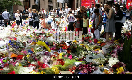 Sydney, Australie. Dec 19, 2014. Les gens rendent hommage aux victimes du siège café de Sydney à Sydney, Australie, le 19 décembre 2014. Credit : Jin linpeng/Xinhua/Alamy Live News Banque D'Images