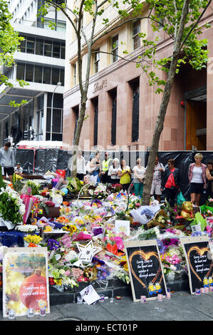 Sydney, Australie. Dec 19, 2014. Les gens rendent hommage aux victimes du siège café de Sydney à Sydney, Australie, le 19 décembre 2014. Credit : Jin linpeng/Xinhua/Alamy Live News Banque D'Images