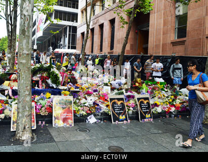 Sydney, Australie. Dec 19, 2014. Les gens rendent hommage aux victimes du siège café de Sydney à Sydney, Australie, le 19 décembre 2014. Credit : Jin linpeng/Xinhua/Alamy Live News Banque D'Images