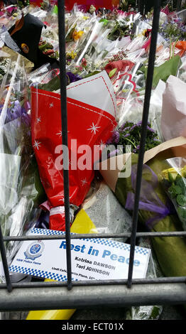 Sydney, Australie. Dec 19, 2014. Les gens rendent hommage aux victimes du siège café de Sydney à Sydney, Australie, le 19 décembre 2014. Credit : Jin linpeng/Xinhua/Alamy Live News Banque D'Images