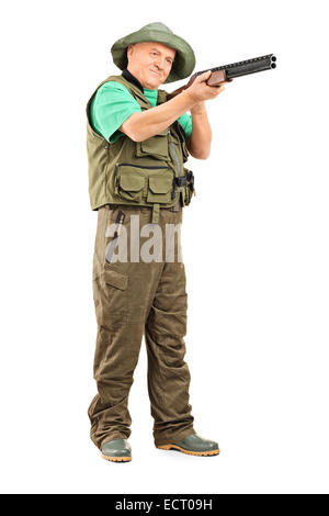 Full Length portrait of a young hunter visant avec un fusil isolé sur fond blanc Banque D'Images