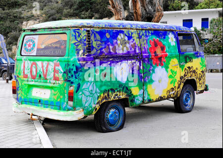 Ancien camping-car VW peint, hippie van, Matala, Crète, Grèce Banque D'Images