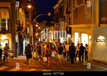 Chemin piétonnier, Via Giuseppe Garibaldi de nuit, Cagliari, Province de Cagliari, Sardaigne, Italie Banque D'Images