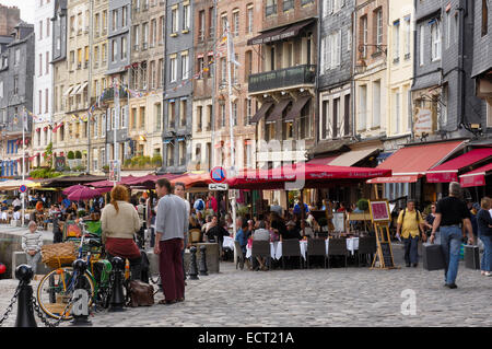 Scène de rue à port, Honfleur, Calvados, Normandie, province de France, Europe Banque D'Images