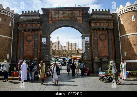 Bāb al-Yaman, le Yémen, la porte et la vieille ville de Sana'a, UNESCO World Heritage Site, Sanaa, Yémen Banque D'Images