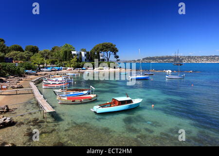 Le Cap d'Antibes et l'Olivette port. Banque D'Images