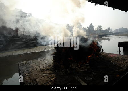 L'incinération des morts qui aura lieu au temple de Pashupatinath temple hindou et l'un des plus grands sites de Shiva qui est situé sur les rives de la rivière Bagmati et énumérés dans la Liste du patrimoine mondial de l'UNESCO à Katmandou au Népal Banque D'Images