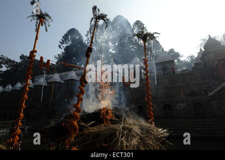 L'incinération des morts qui aura lieu au temple de Pashupatinath temple hindou et l'un des plus grands sites de Shiva qui est situé sur les rives de la rivière Bagmati et énumérés dans la Liste du patrimoine mondial de l'UNESCO à Katmandou au Népal Banque D'Images