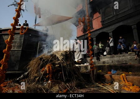 L'incinération des morts qui aura lieu au temple de Pashupatinath temple hindou et l'un des plus grands sites de Shiva qui est situé sur les rives de la rivière Bagmati et énumérés dans la Liste du patrimoine mondial de l'UNESCO à Katmandou au Népal Banque D'Images