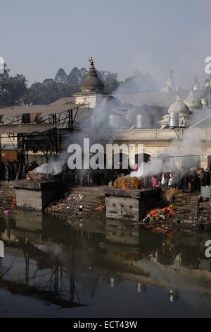 L'incinération des morts qui aura lieu au temple de Pashupatinath temple hindou et l'un des plus grands sites de Shiva qui est situé sur les rives de la rivière Bagmati et énumérés dans la Liste du patrimoine mondial de l'UNESCO à Katmandou au Népal Banque D'Images