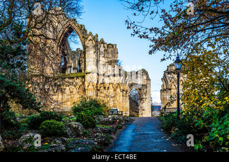 Les ruines de St.Mary's Abbey dans le Musée Jardins, New York. Banque D'Images