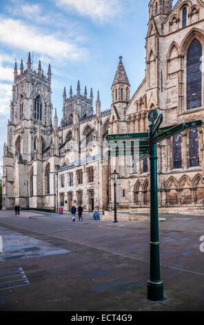 La Cathédrale Piazza par York Minster, la cathédrale de la ville de New York. Banque D'Images