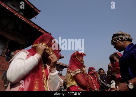 Les jeunes Népalais en vêtement traditionnel sur le site de l'Hanuman Dhoka complexe de palais, qui a été la résidence royale du Népal jusqu'au 19e siècle situé dans Durbar et énumérés dans la Liste du patrimoine mondial de l'UNESCO à Katmandou au Népal Banque D'Images