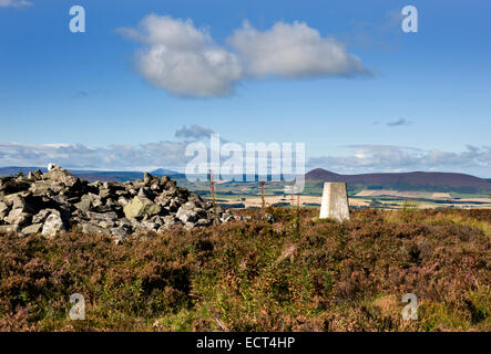 Une belle journée ensoleillée pour une promenade le long du chemin Gordon, un sentier de grande randonnée qui va de suie Hill de Bennachie Banque D'Images