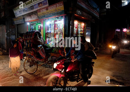 Les motocyclistes équitation de nuit dans Thamel district au centre-ville de Katmandou au Népal Banque D'Images