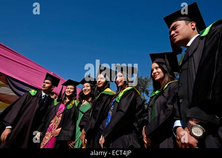 Les étudiants de l'université portant une casquette et une robe posant pour la photo pendant la journée de remise des diplômes à l'Université de Katmandou dans la ville de Dhulikhel au Népal Banque D'Images