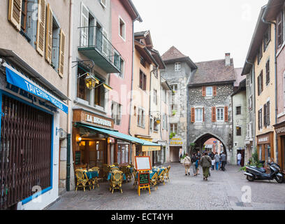 Café Arch et Pavement avec tables en plein air dans une rue piétonne pittoresque et pavée dans la vieille ville historique d'Annecy, France Banque D'Images