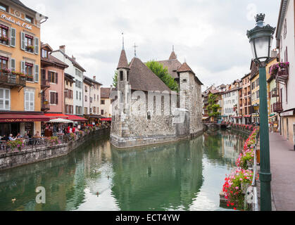 Vieille ville d'Annecy, France. Palais de l'Isle château reflète dans la rivière Thiou promenade Riverside, bordée de fleurs colorées Banque D'Images