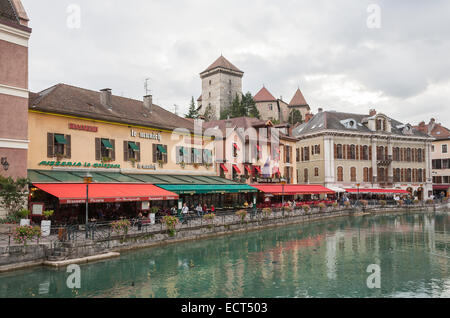 Restaurants et cafés le long de la rive de la rivière Thiou dans la vieille ville d'Annecy, France Banque D'Images