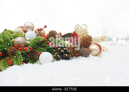 Décorations de Noël niché dans la neige Banque D'Images