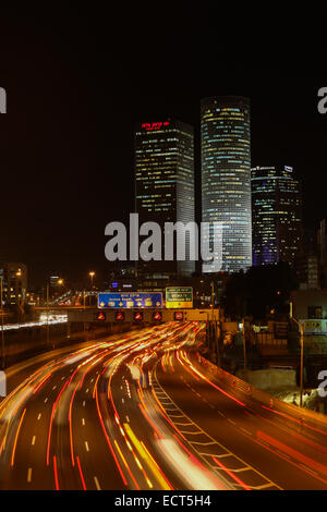 Tel Aviv skyline photo de nuit avec circulation Banque D'Images