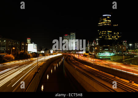 Tel Aviv skyline photo de nuit avec circulation Banque D'Images