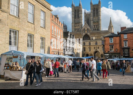 Personnes marchant tour Lincoln place du marché, avec la cathédrale en arrière-plan, Lincolnshire, Angleterre, Royaume-Uni Banque D'Images