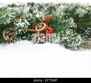 Fond de Noël avec arbre branche niché dans la neige Banque D'Images