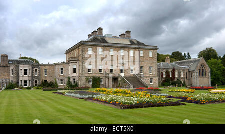 La recherche à travers les jardins à l'avant de Haddo House sur un jour gris et couvert Banque D'Images