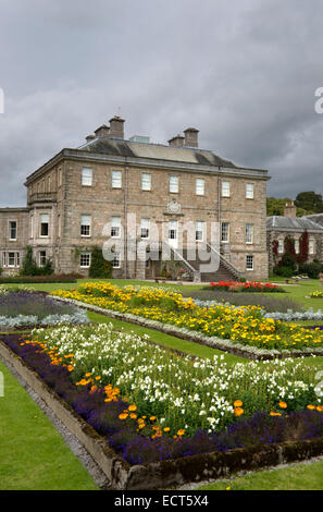 La recherche à travers les jardins à l'avant de Haddo House sur un jour gris et couvert Banque D'Images