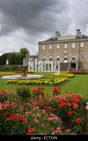 La recherche à travers les jardins à l'avant de Haddo House sur un jour gris et couvert Banque D'Images