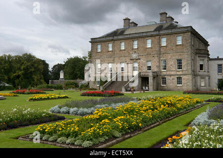 La recherche à travers les jardins à l'avant de Haddo House sur un jour gris et couvert Banque D'Images